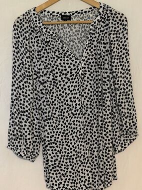 Jones & Co. Black & White Heart Print Peasant Blouse Top with 3/4 Cuffed Sleeves